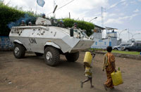 Congolese refugees walk past UN peacekeepers in Goma(Photo: Reuters )