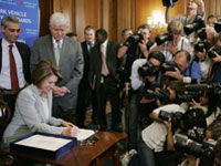 Nancy Pelosi  signs the financial bailout bill(Photo: Reuters)