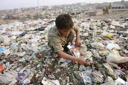 Scavenging on a rubbish dump in Lahore, Pakistan(Photo: Reuters)