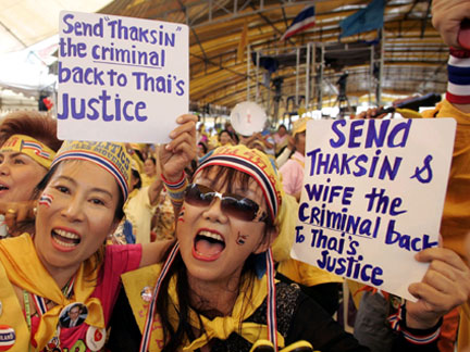 Supporters of the People's Alliance for Democracy (PAD) cerebrate and hold a banner at the Government House in Bangkok(Photo: Reuters)