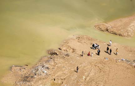 Stranded people in Sayoun valley(Photo: Reuters)