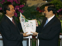 Chen Yunlin  receives a gift from Taiwan's President Ma Ying-jeou (Photo: Reuters)