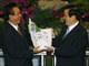 Chen Yunlin receives a gift from Taiwan's President Ma Ying-jeou (Photo: Reuters)