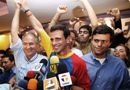 Opposition leaders Henrique Capriles of Miranda state (c) Caracas Mayor Antonio Ledezma (L) and Chacao's Mayor Leopoldo Lopez (R) celebrate their victories.(Photo: Reuters)