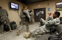 US soldiers watch a television program on the election in Bagram airbase north of Kabul(Photo: Reuters)