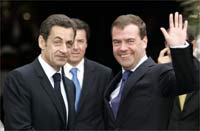 Sarkozy (L) and Medvedev at the start of the EU-Russia summit in Nice(Photo: Reuters)