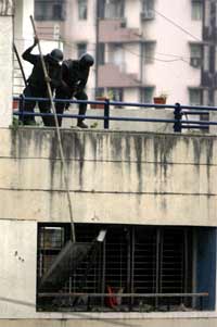 Commandos break a window of the Nariman House after an explosion(Photo: Reuters)