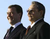Medvedev (L) and Castro in Havana, 27 November 2008(Photo: Reuters)