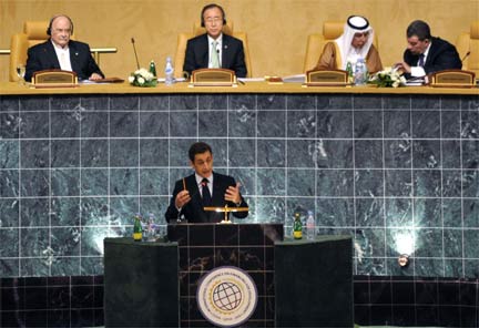 Sarkozy addresses the UN aid conference in Doha, 29 November 2008(Photo: Reuters)