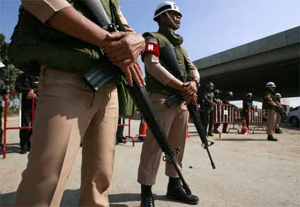 Thai navy soldiers stand in front of a police checkpoint at Suvarnabhumi Airport, 29 November 2008(Photo: Reuters)