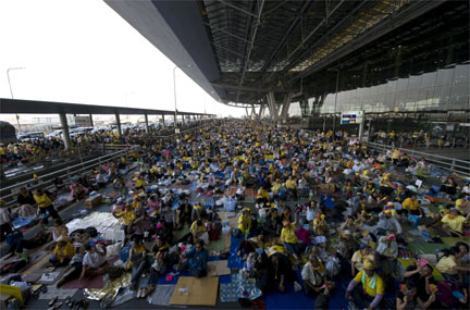 Protestors outside Suvarnabhumi airport, 28 November 2008(Photo: Reuters)