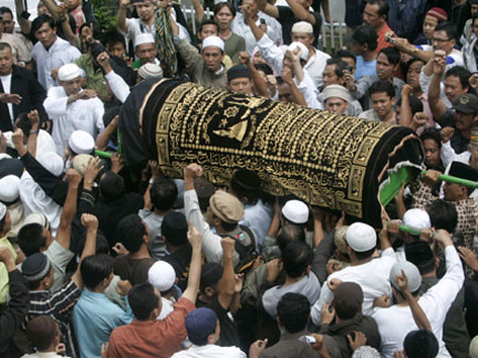 The body of Bali bomber Imam Samudra is carried out of a mosque after prayers, before the funeral in Serang(Photo: Reuters)