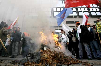 Tobacco growers burn their product in support of calls to keep subsidies(Photo: Reuters)