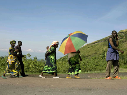 Refugees walk back to their home near Goma(Photo: Reuters)