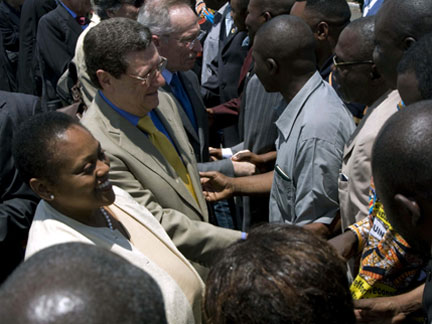 Jendayi Frazer (L) and Alan Doss, meet Congolese officials at the airport in Goma
(Photo: Reuters)