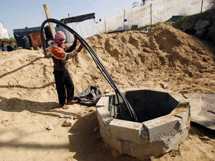A Palestinian prepares to smuggle fuel into Gaza(Photo: Reuters)