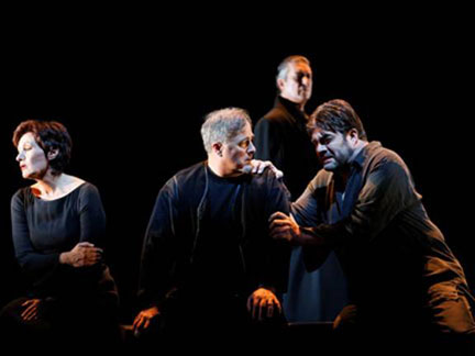 Waltraud Meier (Isolde), Clifton Forbis (Tristan) and Franz-Josef Selig (König Marke) in the foreground (l to r). Ralf Lukas (Melot) is in the background.

(Photo: A. Poupeney/ Opéra national de Paris)