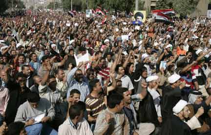 The crowd in Baghdad's Firdoos Square(Photo: Reuters)
