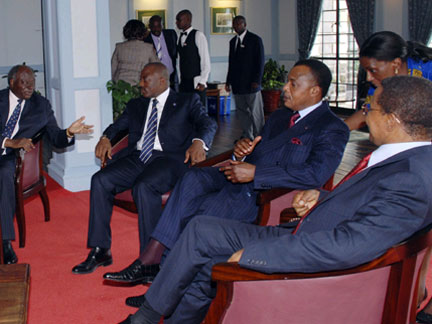 Kenya's President Mwai Kibaki (L) speaks with President Joseph Kabila (2nd L) as Congo Republic's President Denis Sassou-Nguesso and Tanzania's President Jakaya Kikwete (R) look on.(Photo: Reuters)