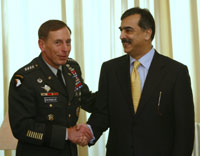 Prime Minister Yousef Raza Gilani (R) greets General David Petraeus(Photo: Reuters)