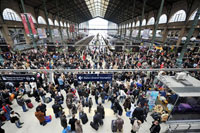 Stranded travellers at Paris' Gare du Nord station on 8 November 2008(Photo: AFP)