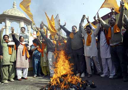 Members of the right-wing Vishwa Hindu Parishad burn an effigy representing "terrorism" in the north Indian city Amritsar after the Mumbai attacks(Photo: Reuters)