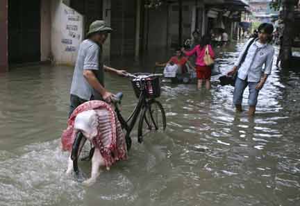 A flooded street in Hanoi(Photo: Reuters)