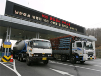 Trucks cross the border between North and South Korea.(Photo: Reuters)