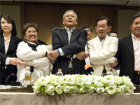 Democrat Party's secretary-general Suthep Thaugsuban joins hands with new coalition members.(Photo: Reuters)