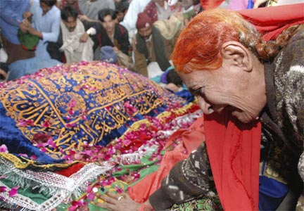 A mourner cries at Benazir Bhutto's grave.(Photo: Reuters)
