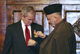 Afghan President Hamid Karzai gives a medal to US President George W. Bush (Photo: Reuters)