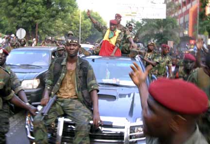 Coup leader Moussa Dadis Camara waves to crowds in Conakry(Photo: Reuters)