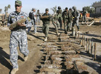 Iraqi soldiers carry recovered rockets in Haswa, south of Baghdad (Photo: Reuters)