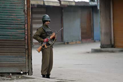 An Indian police officer in Srinagar.(Photo: Reuters)