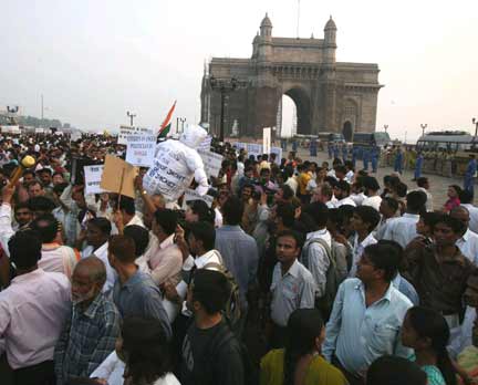 Crowds protest outside Mumbai's Taj Mahal Hotel(Photo: Reuters)