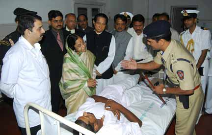 India's President Pratibha Patil visits victims in Mumbai(Photo: Reuters)