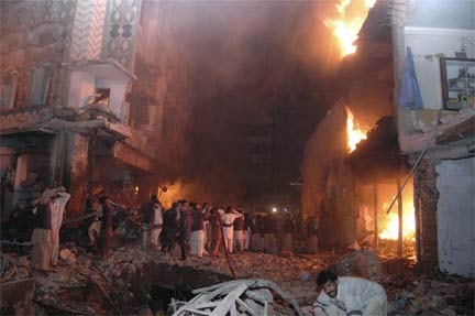 The site of the car bomb explosion in Peshawar, 5 December 2008(Photo: Reuters)