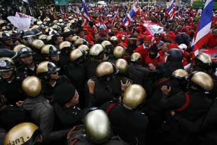 Demonstrators outside the Foreign Ministry(Photo: Reuters)