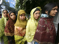 Voters queue at a polling booth in Dhaka(Credit: Reuters)