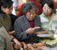 France's relatively small asian population also suffers from racism.(Photo : Reuters)
