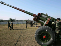 Indian soldiers at an exhibition in Akhnoor on 27th December.(Credit: Reuters)