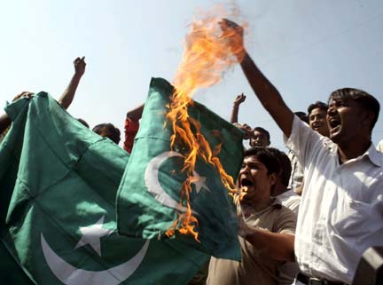 Students burn Pakistan's flag in the Indian state of Gujarat(Photo: Reuters)