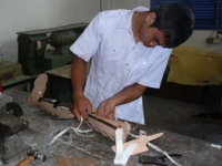 Making artificial limbs at a rehabilitation centre in Laos(Photo: Véronique Gaymard)