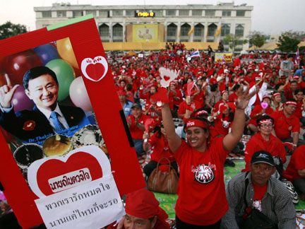 Pro-government supporters in Bangkok, Sunday(Photo: Reuters)
