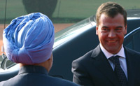 Singh (L) welcomes Medvedev(Photo: Reuters)