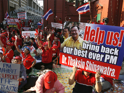 Supporters of former Prime Minister Thaksin Shinawatra protesting outside parliament on 29 December.(Photo: Reuters)