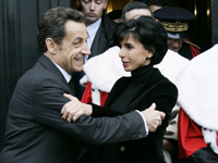 Sarkozy greets Dati back after her return to work(Photo: Reuters)