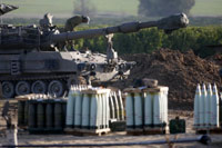 An Israeli soldier stands atop a mobile artillery unit(Photo: Reuters)