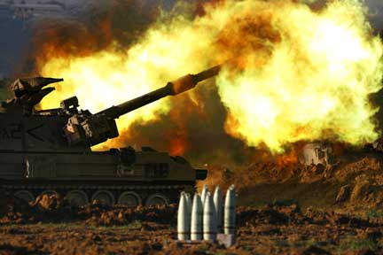 Israeli artillery fires towards Gaza(Photo: Reuters)