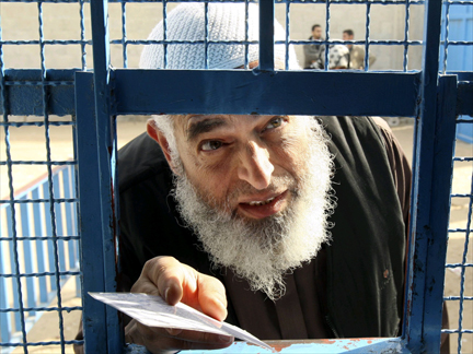 A Palestinian man waits for food at the UNRWA headquarters in Gaza.(Photo: Reuters)